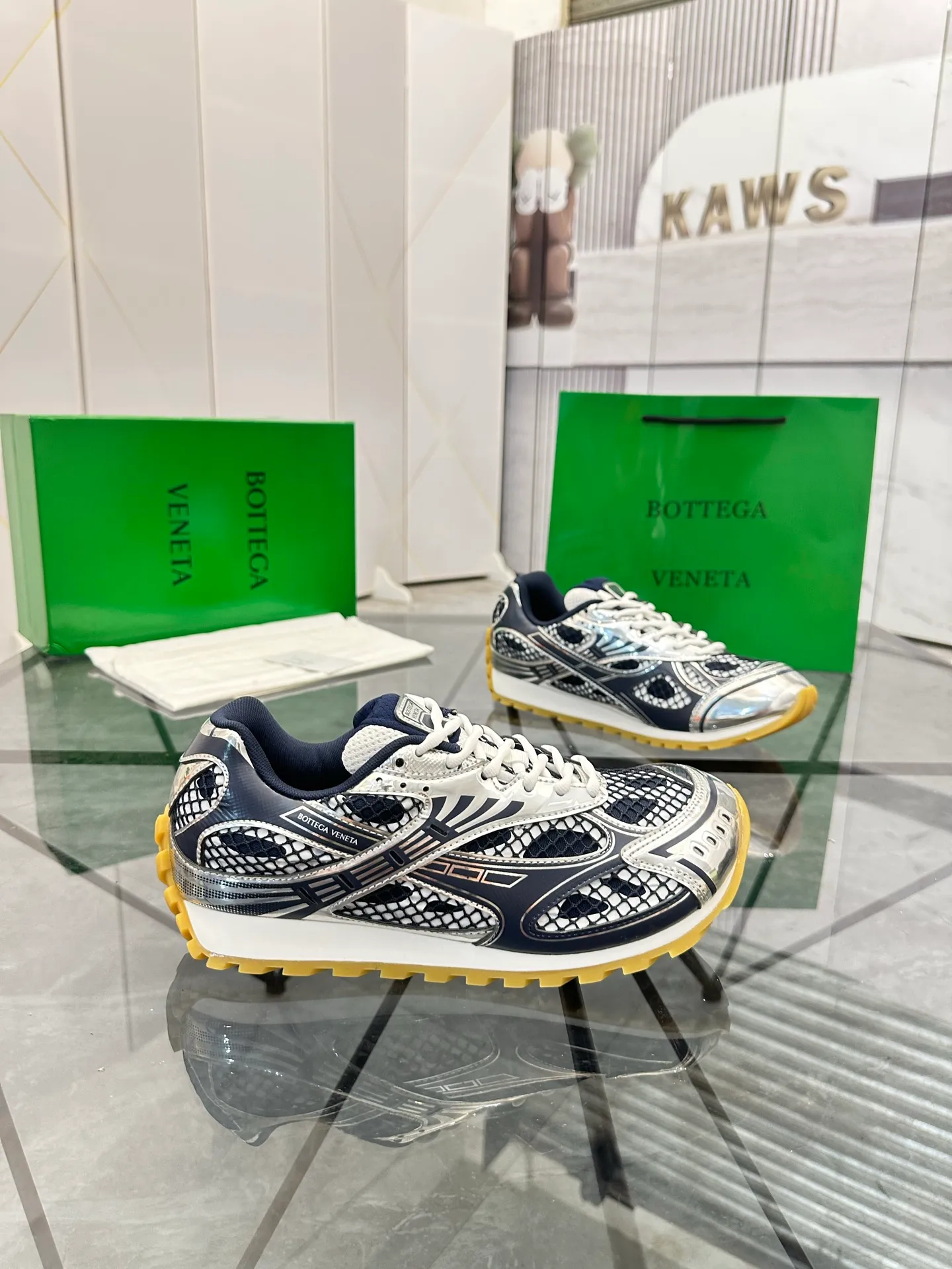Factory men's shoes 💰: 620💰 (top version) BV Orbit sneakers Wang Yibo's same style couple's dad shoes Runner sneakers, made of lightweight technical mesh fabric. Matched with geometric pattern designed rubber outsole Wang Zha series high version Look for the package craftsmanship The actual height is much higher, but the legs are still slim. Very nice and playable and durable Matching to the standard 💯 Package shoe technology Look for the high version The outsole is made of color-blocked TPU outsole Women's model 35 36 37 38 39 40 41 (40 41 customized) Men's model 38 39 40 41 42 43 44 45. (Customized size 38 45.46) No. H345